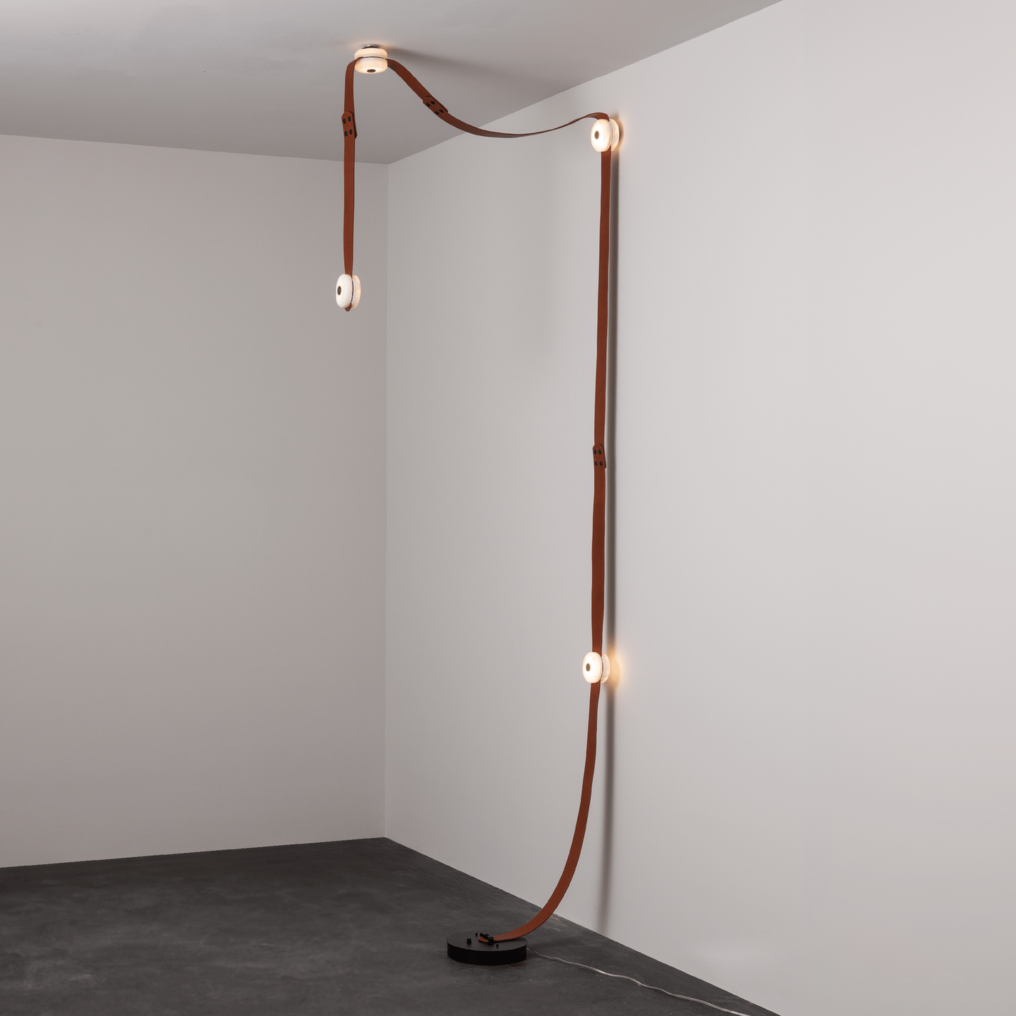 Snaps LED Floor-to-Ceiling Lamp – Radilum