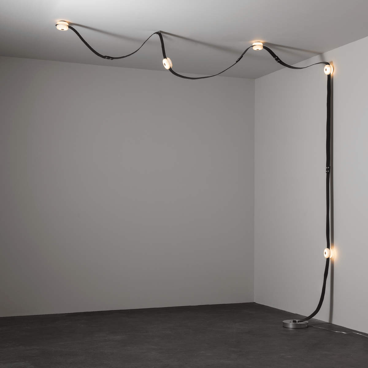 Snaps LED Floor-to-Ceiling Lamp – Radilum