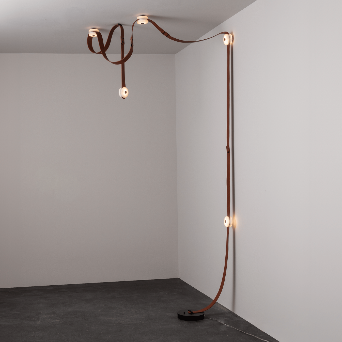 Snaps LED Floor-to-Ceiling Lamp – Radilum