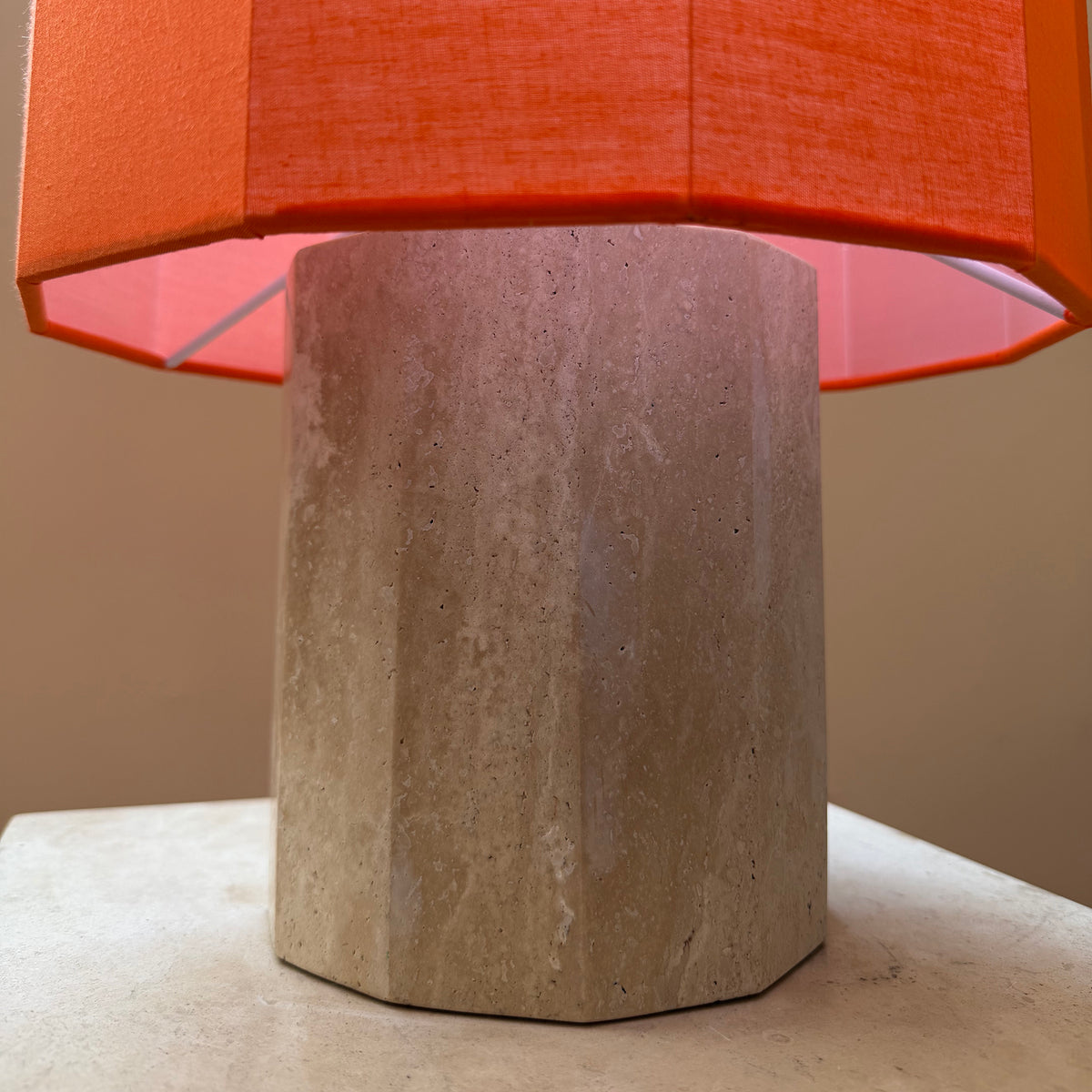 Lampada da tavolo Roma Dodecagono in travertino